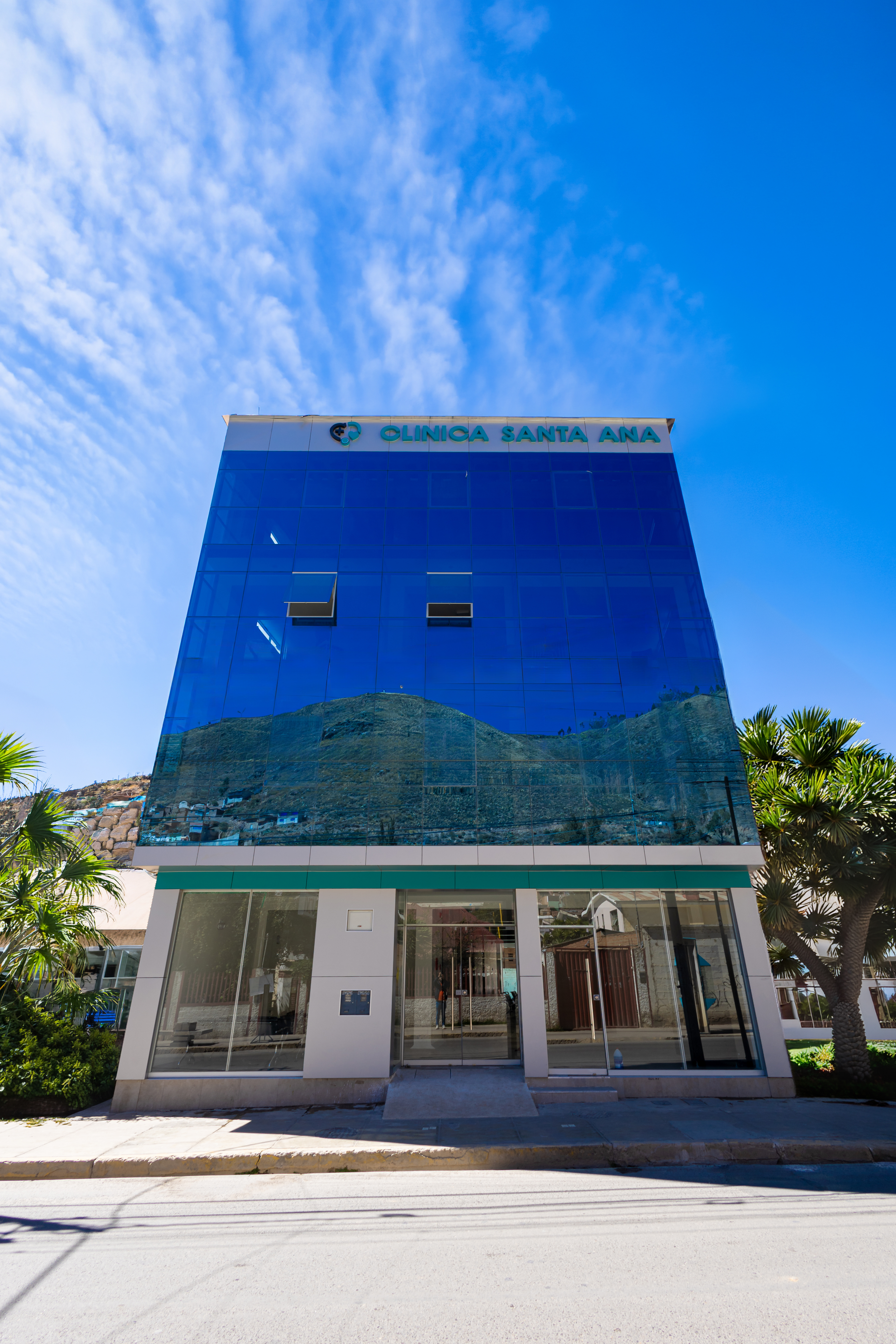 Fachada principal de Clínica Santa Ana